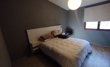 AMBROSETTI AL 200 BIS - VENTA DE CASA 2 DORMITORIOS   2 COCHERAS   PATIO EN FISHERTON