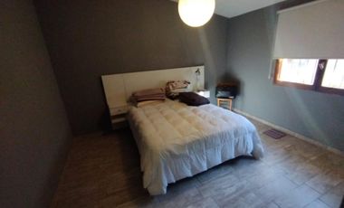 AMBROSETTI AL 200 BIS - VENTA DE CASA 2 DORMITORIOS   2 COCHERAS   PATIO EN FISHERTON