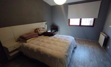 AMBROSETTI AL 200 BIS - VENTA DE CASA 2 DORMITORIOS   2 COCHERAS   PATIO EN FISHERTON