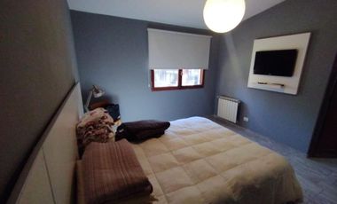 AMBROSETTI AL 200 BIS - VENTA DE CASA 2 DORMITORIOS   2 COCHERAS   PATIO EN FISHERTON