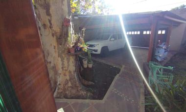 AMBROSETTI AL 200 BIS - VENTA DE CASA 2 DORMITORIOS   2 COCHERAS   PATIO EN FISHERTON