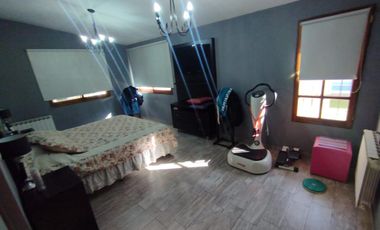 AMBROSETTI AL 200 BIS - VENTA DE CASA 2 DORMITORIOS   2 COCHERAS   PATIO EN FISHERTON