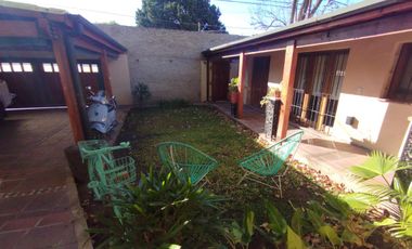 AMBROSETTI AL 200 BIS - VENTA DE CASA 2 DORMITORIOS   2 COCHERAS   PATIO EN FISHERTON