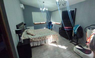 AMBROSETTI AL 200 BIS - VENTA DE CASA 2 DORMITORIOS   2 COCHERAS   PATIO EN FISHERTON