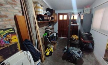 AMBROSETTI AL 200 BIS - VENTA DE CASA 2 DORMITORIOS   2 COCHERAS   PATIO EN FISHERTON