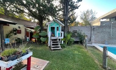 AMBROSETTI AL 200 BIS - VENTA DE CASA 2 DORMITORIOS   2 COCHERAS   PATIO EN FISHERTON