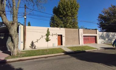 AMBROSETTI AL 200 BIS - VENTA DE CASA 2 DORMITORIOS   2 COCHERAS   PATIO EN FISHERTON