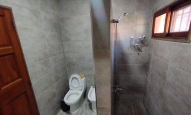 AMBROSETTI AL 200 BIS - VENTA DE CASA 2 DORMITORIOS   2 COCHERAS   PATIO EN FISHERTON