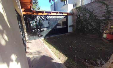 AMBROSETTI AL 200 BIS - VENTA DE CASA 2 DORMITORIOS   2 COCHERAS   PATIO EN FISHERTON