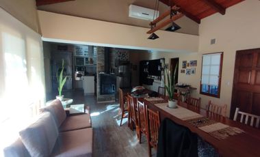 AMBROSETTI AL 200 BIS - VENTA DE CASA 2 DORMITORIOS   2 COCHERAS   PATIO EN FISHERTON