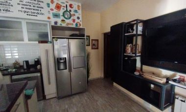 AMBROSETTI AL 200 BIS - VENTA DE CASA 2 DORMITORIOS   2 COCHERAS   PATIO EN FISHERTON