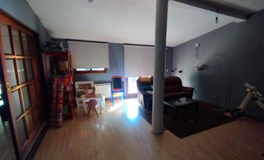 AMBROSETTI AL 200 BIS - VENTA DE CASA 2 DORMITORIOS   2 COCHERAS   PATIO EN FISHERTON