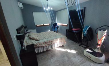 AMBROSETTI AL 200 BIS - VENTA DE CASA 2 DORMITORIOS   2 COCHERAS   PATIO EN FISHERTON