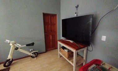 AMBROSETTI AL 200 BIS - VENTA DE CASA 2 DORMITORIOS   2 COCHERAS   PATIO EN FISHERTON