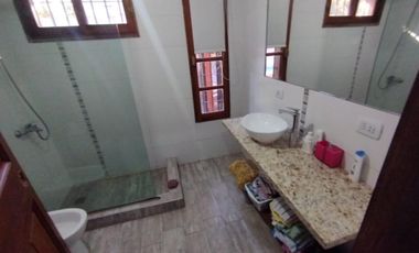 AMBROSETTI AL 200 BIS - VENTA DE CASA 2 DORMITORIOS   2 COCHERAS   PATIO EN FISHERTON