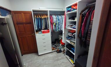 AMBROSETTI AL 200 BIS - VENTA DE CASA 2 DORMITORIOS   2 COCHERAS   PATIO EN FISHERTON