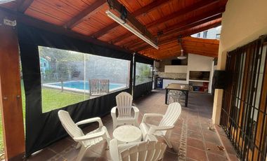 AMBROSETTI AL 200 BIS - VENTA DE CASA 2 DORMITORIOS   2 COCHERAS   PATIO EN FISHERTON