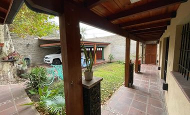 AMBROSETTI AL 200 BIS - VENTA DE CASA 2 DORMITORIOS   2 COCHERAS   PATIO EN FISHERTON