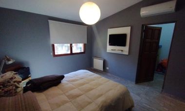 AMBROSETTI AL 200 BIS - VENTA DE CASA 2 DORMITORIOS   2 COCHERAS   PATIO EN FISHERTON