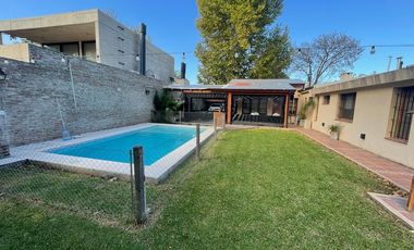 AMBROSETTI AL 200 BIS - VENTA DE CASA 2 DORMITORIOS   2 COCHERAS   PATIO EN FISHERTON