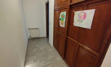 AMBROSETTI AL 200 BIS - VENTA DE CASA 2 DORMITORIOS   2 COCHERAS   PATIO EN FISHERTON