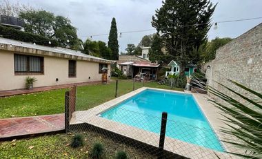 AMBROSETTI AL 200 BIS - VENTA DE CASA 2 DORMITORIOS   2 COCHERAS   PATIO EN FISHERTON