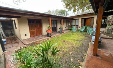 AMBROSETTI AL 200 BIS - VENTA DE CASA 2 DORMITORIOS   2 COCHERAS   PATIO EN FISHERTON