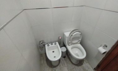 AMBROSETTI AL 200 BIS - VENTA DE CASA 2 DORMITORIOS   2 COCHERAS   PATIO EN FISHERTON