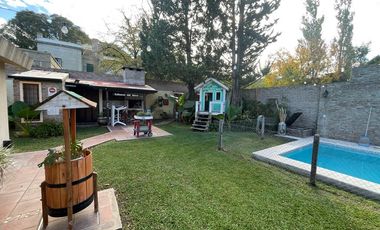 AMBROSETTI AL 200 BIS - VENTA DE CASA 2 DORMITORIOS   2 COCHERAS   PATIO EN FISHERTON