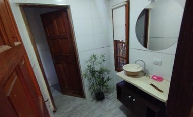 AMBROSETTI AL 200 BIS - VENTA DE CASA 2 DORMITORIOS   2 COCHERAS   PATIO EN FISHERTON