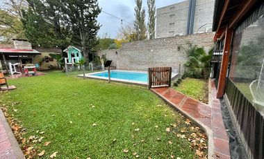 AMBROSETTI AL 200 BIS - VENTA DE CASA 2 DORMITORIOS   2 COCHERAS   PATIO EN FISHERTON