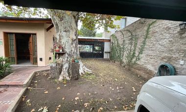 AMBROSETTI AL 200 BIS - VENTA DE CASA 2 DORMITORIOS   2 COCHERAS   PATIO EN FISHERTON