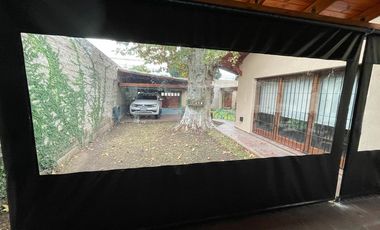 AMBROSETTI AL 200 BIS - VENTA DE CASA 2 DORMITORIOS   2 COCHERAS   PATIO EN FISHERTON