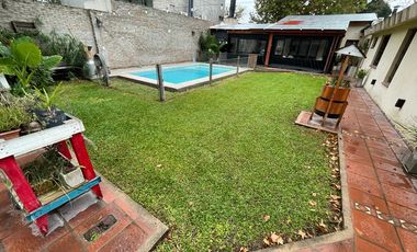 AMBROSETTI AL 200 BIS - VENTA DE CASA 2 DORMITORIOS   2 COCHERAS   PATIO EN FISHERTON