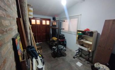 AMBROSETTI AL 200 BIS - VENTA DE CASA 2 DORMITORIOS   2 COCHERAS   PATIO EN FISHERTON