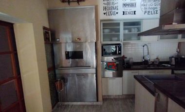 AMBROSETTI AL 200 BIS - VENTA DE CASA 2 DORMITORIOS   2 COCHERAS   PATIO EN FISHERTON