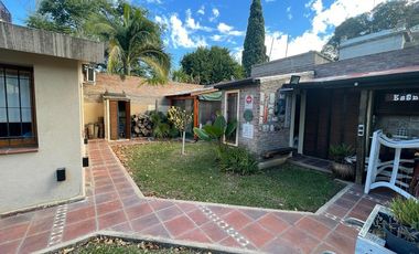 AMBROSETTI AL 200 BIS - VENTA DE CASA 2 DORMITORIOS   2 COCHERAS   PATIO EN FISHERTON