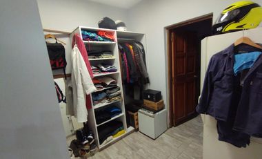 AMBROSETTI AL 200 BIS - VENTA DE CASA 2 DORMITORIOS   2 COCHERAS   PATIO EN FISHERTON