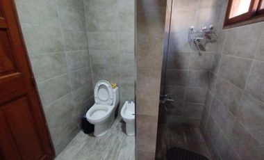 AMBROSETTI AL 200 BIS - VENTA DE CASA 2 DORMITORIOS   2 COCHERAS   PATIO EN FISHERTON