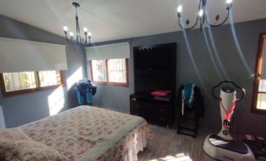 AMBROSETTI AL 200 BIS - VENTA DE CASA 2 DORMITORIOS   2 COCHERAS   PATIO EN FISHERTON