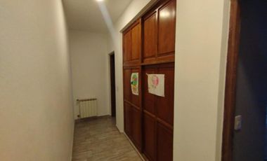 AMBROSETTI AL 200 BIS - VENTA DE CASA 2 DORMITORIOS   2 COCHERAS   PATIO EN FISHERTON