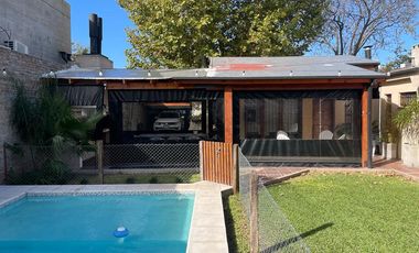 AMBROSETTI AL 200 BIS - VENTA DE CASA 2 DORMITORIOS   2 COCHERAS   PATIO EN FISHERTON