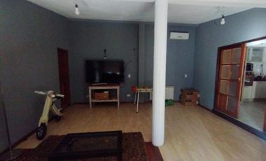 AMBROSETTI AL 200 BIS - VENTA DE CASA 2 DORMITORIOS   2 COCHERAS   PATIO EN FISHERTON