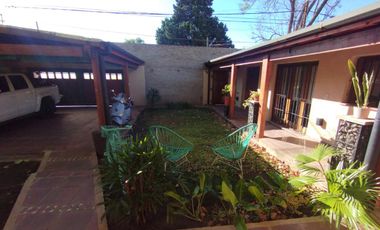 AMBROSETTI AL 200 BIS - VENTA DE CASA 2 DORMITORIOS   2 COCHERAS   PATIO EN FISHERTON