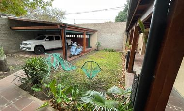 AMBROSETTI AL 200 BIS - VENTA DE CASA 2 DORMITORIOS   2 COCHERAS   PATIO EN FISHERTON