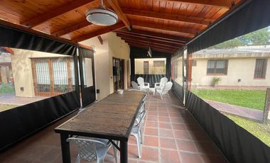 AMBROSETTI AL 200 BIS - VENTA DE CASA 2 DORMITORIOS   2 COCHERAS   PATIO EN FISHERTON