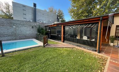 AMBROSETTI AL 200 BIS - VENTA DE CASA 2 DORMITORIOS   2 COCHERAS   PATIO EN FISHERTON