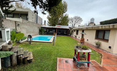 AMBROSETTI AL 200 BIS - VENTA DE CASA 2 DORMITORIOS   2 COCHERAS   PATIO EN FISHERTON