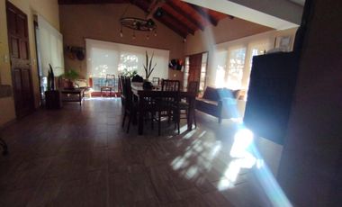 AMBROSETTI AL 200 BIS - VENTA DE CASA 2 DORMITORIOS   2 COCHERAS   PATIO EN FISHERTON