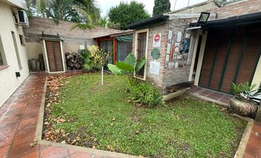 AMBROSETTI AL 200 BIS - VENTA DE CASA 2 DORMITORIOS   2 COCHERAS   PATIO EN FISHERTON